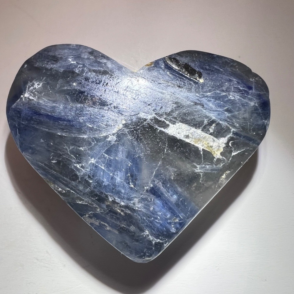 Kyanite‎ Crystal Heart Carving (#9) - Picture 3 of 10